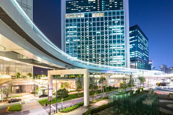 Edificios de oficinas cerca de puente elevado en Tokio —  Fotos de Stock