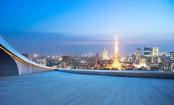 Pavimento vuoto con paesaggio urbano e skyline di Tokyo — Foto Stock