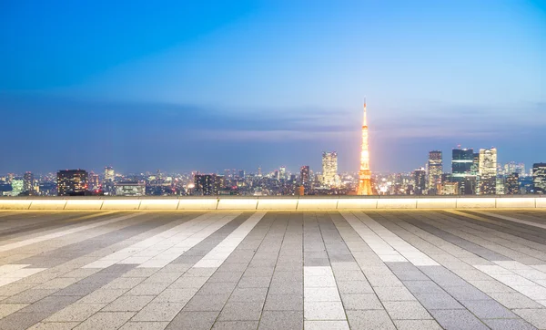 Pavimento vuoto con paesaggio urbano e skyline di Tokyo — Foto Stock