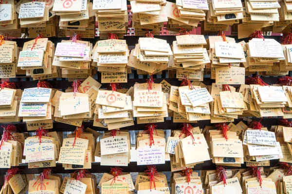 Plaques de bois avec un bon souhait accroché dans le temple — Photo