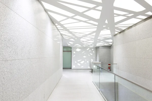 Corridoio vuoto con ringhiera in vetro e soffitto astratto — Foto Stock
