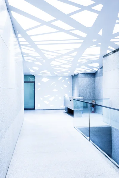 Couloir vide avec balustrade en verre et plafond abstrait — Photo