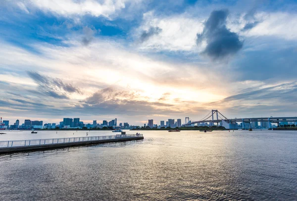 Paesaggio urbano e skyline del centro città vicino al ponte — Foto Stock