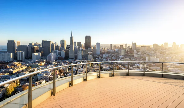 Lantai kosong dengan pemandangan kota dan langit San Francisco — Stok Foto
