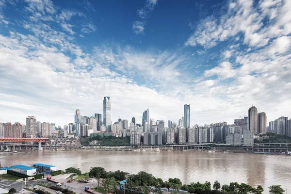 Αστικό τοπίο και στον ορίζοντα στο κέντρο της πόλης κοντά στην γέφυρα του Chongqing — Φωτογραφία Αρχείου