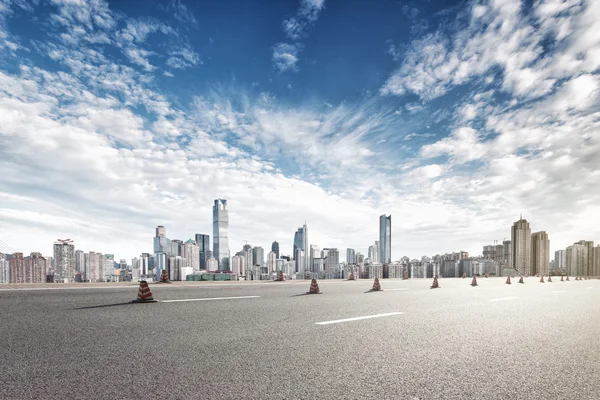 Estrada vazia com paisagem urbana e horizonte de Chongqing — Fotografia de Stock