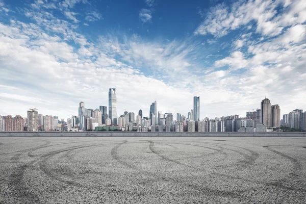 Cityscape ve Chongqing manzarası ile boş yol — Stok fotoğraf