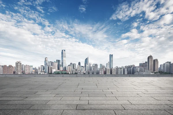 空楼与城市景观和重庆市的天际线 — 图库照片