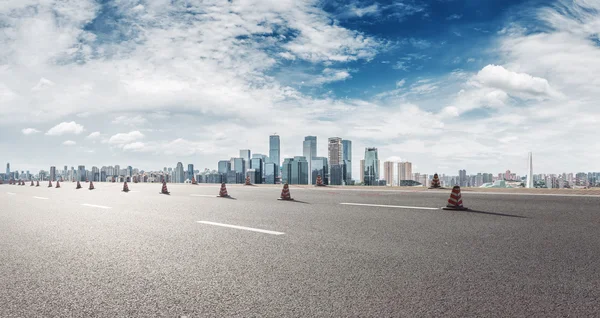 cityscape ve Chongqing manzarası ile boş yol