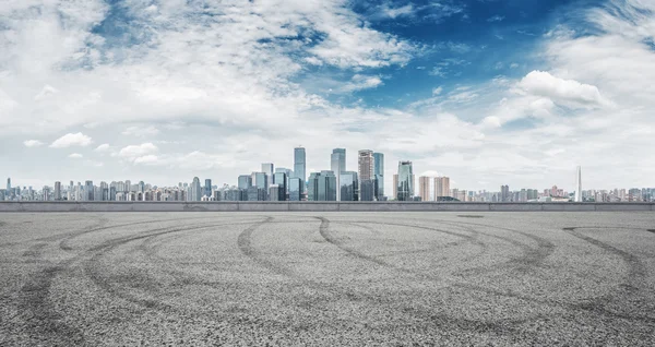 Camino vacío con paisaje urbano y horizonte de Chongqing — Foto de Stock