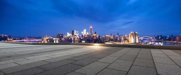 Piso vazio com paisagem urbana e horizonte de Chongqing — Fotografia de Stock