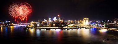 Cityscape ve Chongqing suya yakın şehrin manzarası