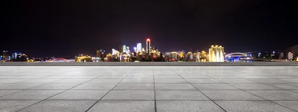 Pavimento con paesaggio urbano e skyline di Chongqing di notte — Foto Stock