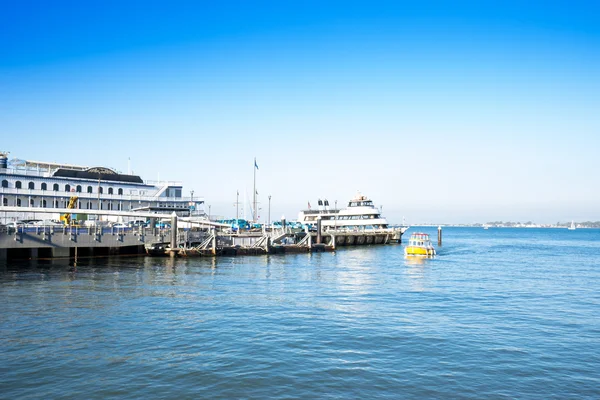 Quai avec des navires dans le ciel bleu à San Francisco — Photo