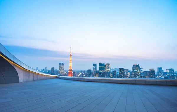 Piano vuoto con centro vicino alla torre di Tokyo — Foto Stock