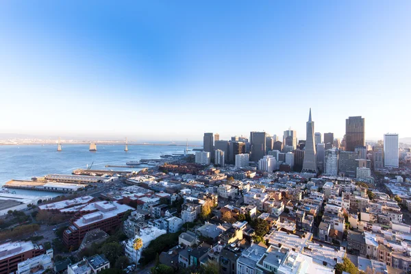 Paisaje urbano y horizonte de San Francisco al amanecer —  Fotos de Stock