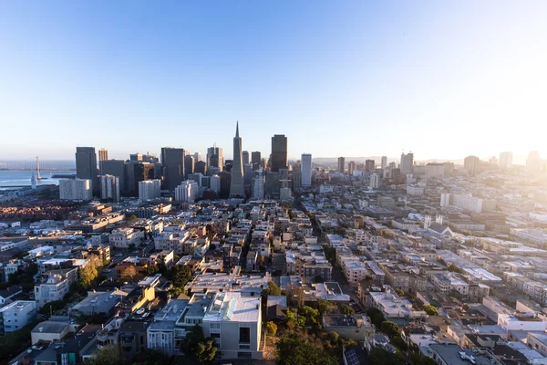 Paisaje urbano y horizonte de San Francisco al amanecer —  Fotos de Stock