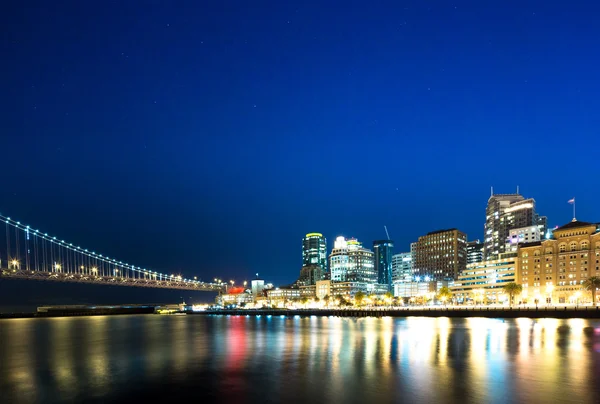 Stadsbilden och skyline av downtown nära bron i San Francisco — Stockfoto