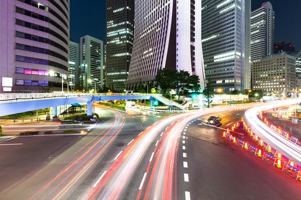 Verkeer op de weg in het centrum van Tokyo bij nacht — Stockfoto