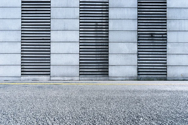 Estrada de asfalto vazio perto da parede abstrata — Fotografia de Stock