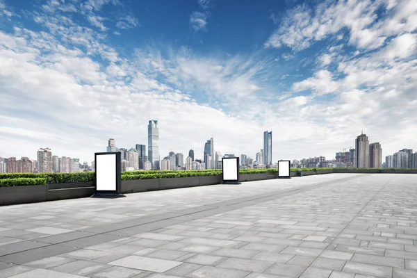 Leere Etage mit Stadtbild und Skyline von Chongqing — Stockfoto