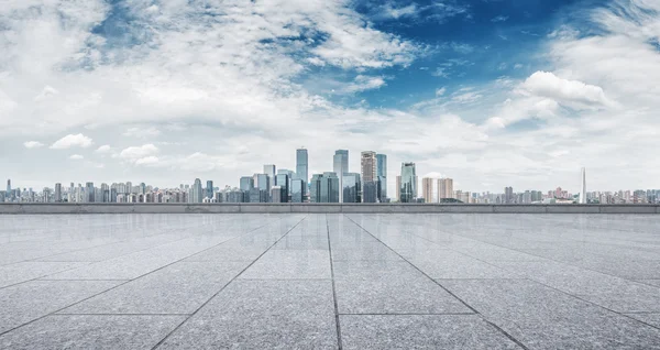 Lantai kosong dengan pemandangan kota dan langit dari Chongqing — Stok Foto