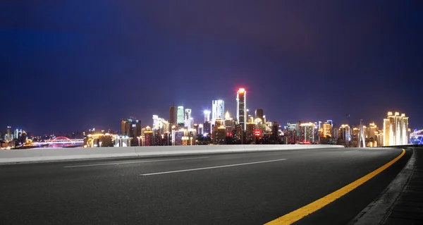 Paisaje urbano y horizonte de Chongqing por la noche — Foto de Stock