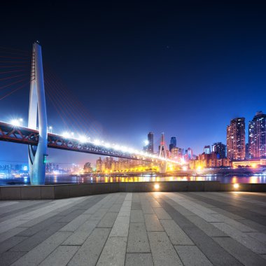 Cityscape ve Chongqing Köprüsü yakınındaki şehir manzarası