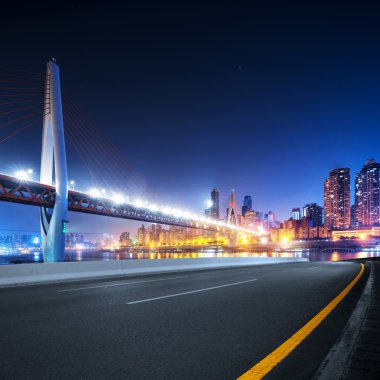 Cityscape ve yakınındaki köprü Chongqing gece manzarası