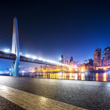 Cityscape ve yakınındaki köprü Chongqing gece manzarası