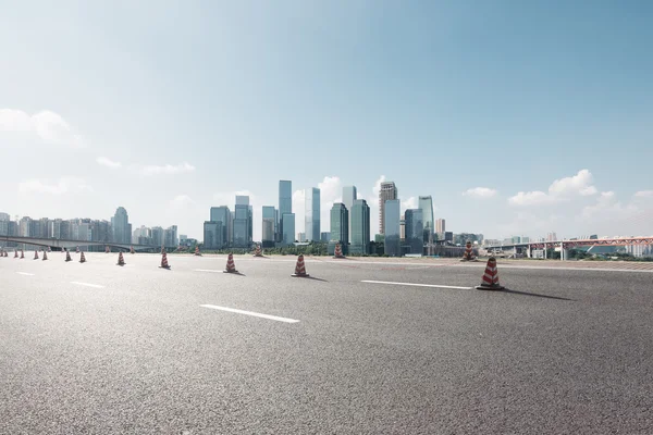 Cityscape and skyline of Chongqing from empty road — Stock Photo, Image