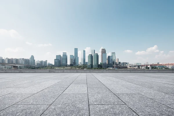 Stadtbild und Skyline von Chongqing aus dem leeren Boden — Stockfoto