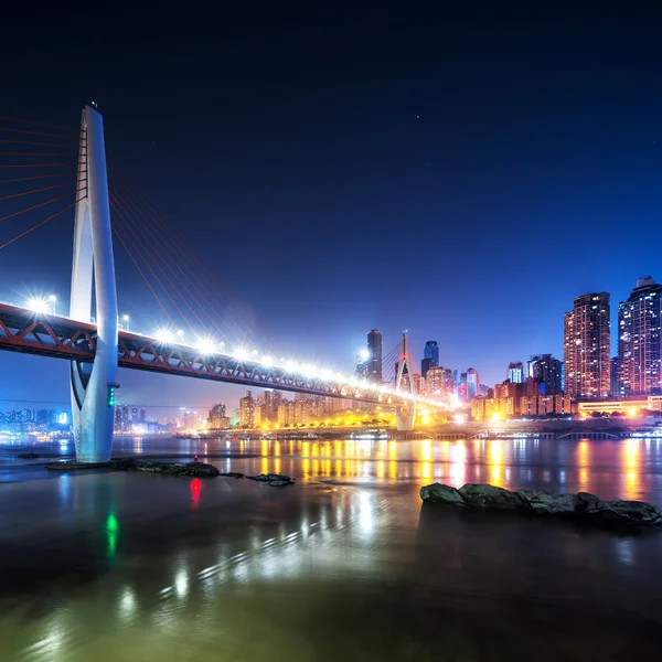 Skyline en skyline in de buurt van de brug van Chongqing nachts — Stockfoto