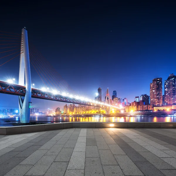 Skyline en skyline van het centrum in de buurt van de brug van Chongqing — Stockfoto