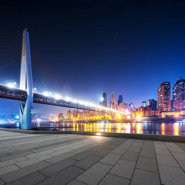 Skyline en skyline van het centrum in de buurt van de brug van Chongqing — Stockfoto