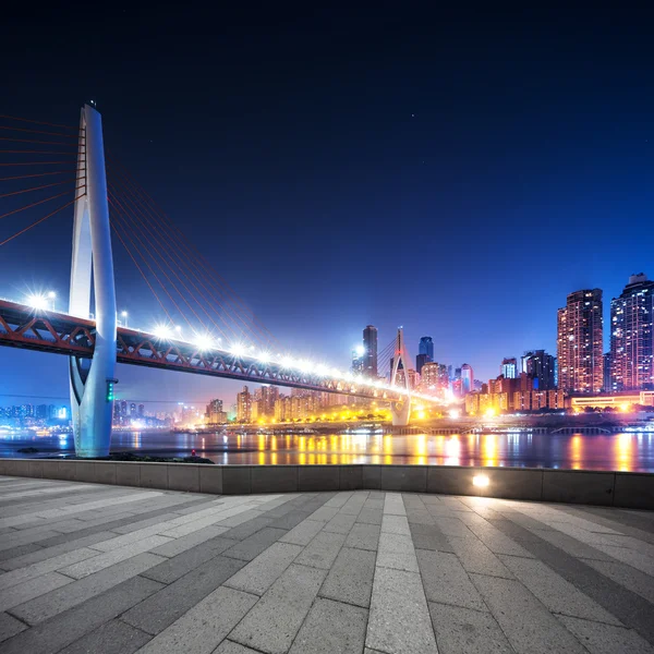 Paisaje urbano y horizonte del centro de la ciudad cerca del puente de Chongqing — Foto de Stock