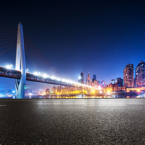 Skyline en skyline in de buurt van de brug van Chongqing nachts — Stockfoto