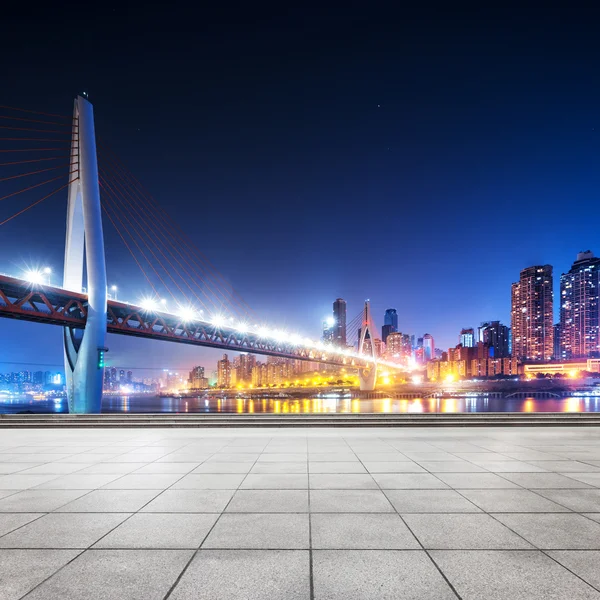 城市景观和天际线的市中心附近的重庆桥 — 图库照片