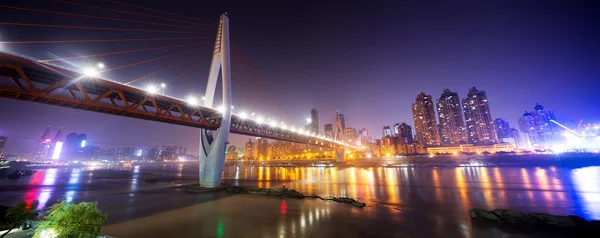 Skyline en skyline in de buurt van de brug van Chongqing nachts — Stockfoto