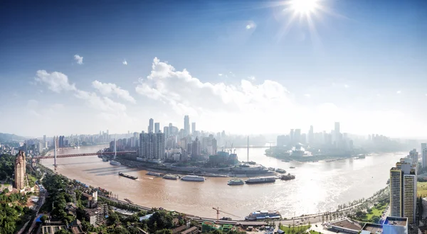 Paysage urbain et horizon du centre-ville de Chongqing avec rayon de soleil — Photo
