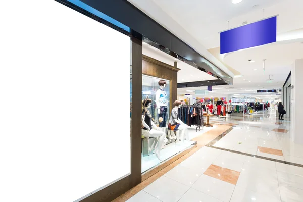 Couloir avec immense panneau d'affichage dans le centre commercial — Photo