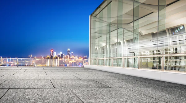 Bâtiment d'affaires moderne avec mur de verre — Photo