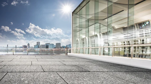 Moderno edificio d'affari con parete di vetro — Foto Stock