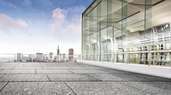 Moderno edificio d'affari con parete di vetro — Foto Stock