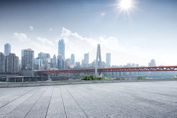 Городской пейзаж и горизонт рядом с мостом Чунцин — стоковое фото