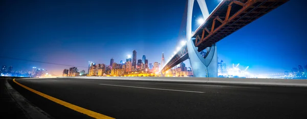 Noite scence de Chongqing de estrada vazia — Fotografia de Stock