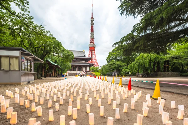 Praça com muitas velas perto da torre de Tóquio — Fotografia de Stock