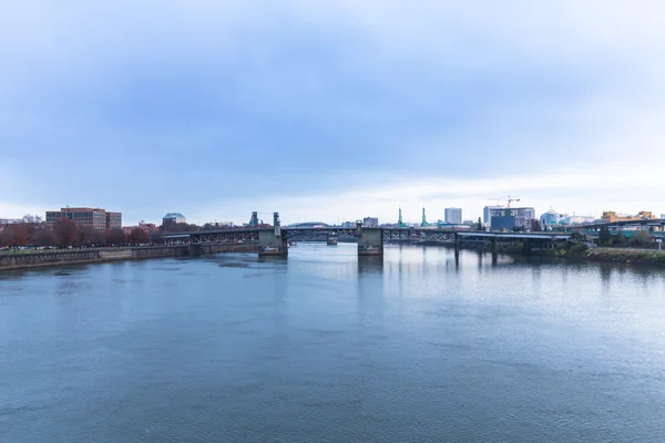 Viejo puente sobre el río en Portland — Foto de Stock