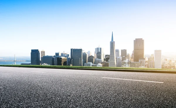 Cityscape and skyline of San Francisco from empty road — Stock Photo, Image