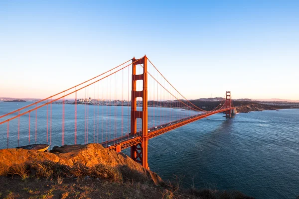 Slavný most Gate zlato v modré obloze — Stock fotografie
